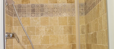 Douche, articles de toilette écologiques, séchoir à cheveux