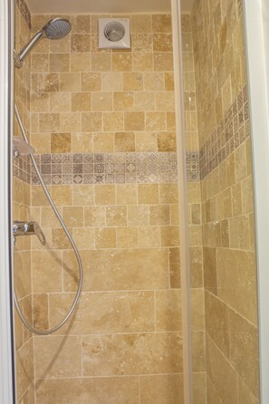 Shower, eco-friendly toiletries, hair dryer, towels - Charming garden suite 20mn from the center of Paris (Montreuil)
