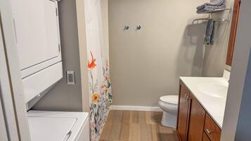 Badekar, hårføner og håndklær