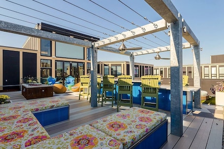 Outdoor dining. Apartment near Kerrytown Concert House
