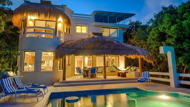 A modern house with a swimming pool, a thatched-roof outdoor area, and a dining setup. - Private Villa w/Pool Heat option Near Akumal/Tulum (Akumal)