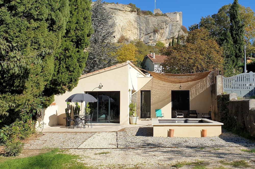 Villa with swimming pool at the foot of the medieval city