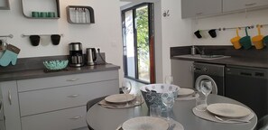 Fridge, microwave, oven, stovetop - Villa with pool at the foot of the medieval city (Vaison-la-Romaine)