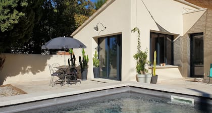 Villa avec piscine au pied de la cité médiévale