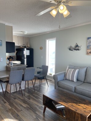 Een smart-tv, een dvd-speler, boeken en een filmbibliotheek