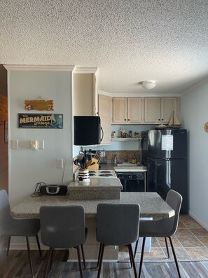 Jääkaappi, mikroaaltouuni, uuni, liesi