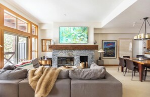 Smart-TV, Kamin, Bücher, Stereoanlage