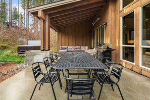 Outdoor dining - The Perfect Suncadia Retreat for Large Families! Hot Tub | Pet Friendly (Cle Elum)