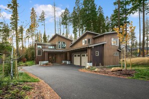 Exterior - The Perfect Suncadia Retreat for Large Families! Hot Tub | Pet Friendly (Cle Elum)