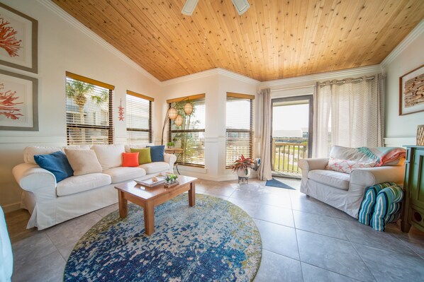 TV, DVD-spiller og stereoanlegg