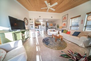 TV, DVD-spiller og stereoanlegg