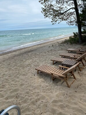 En la playa, camastros y toallas de playa 