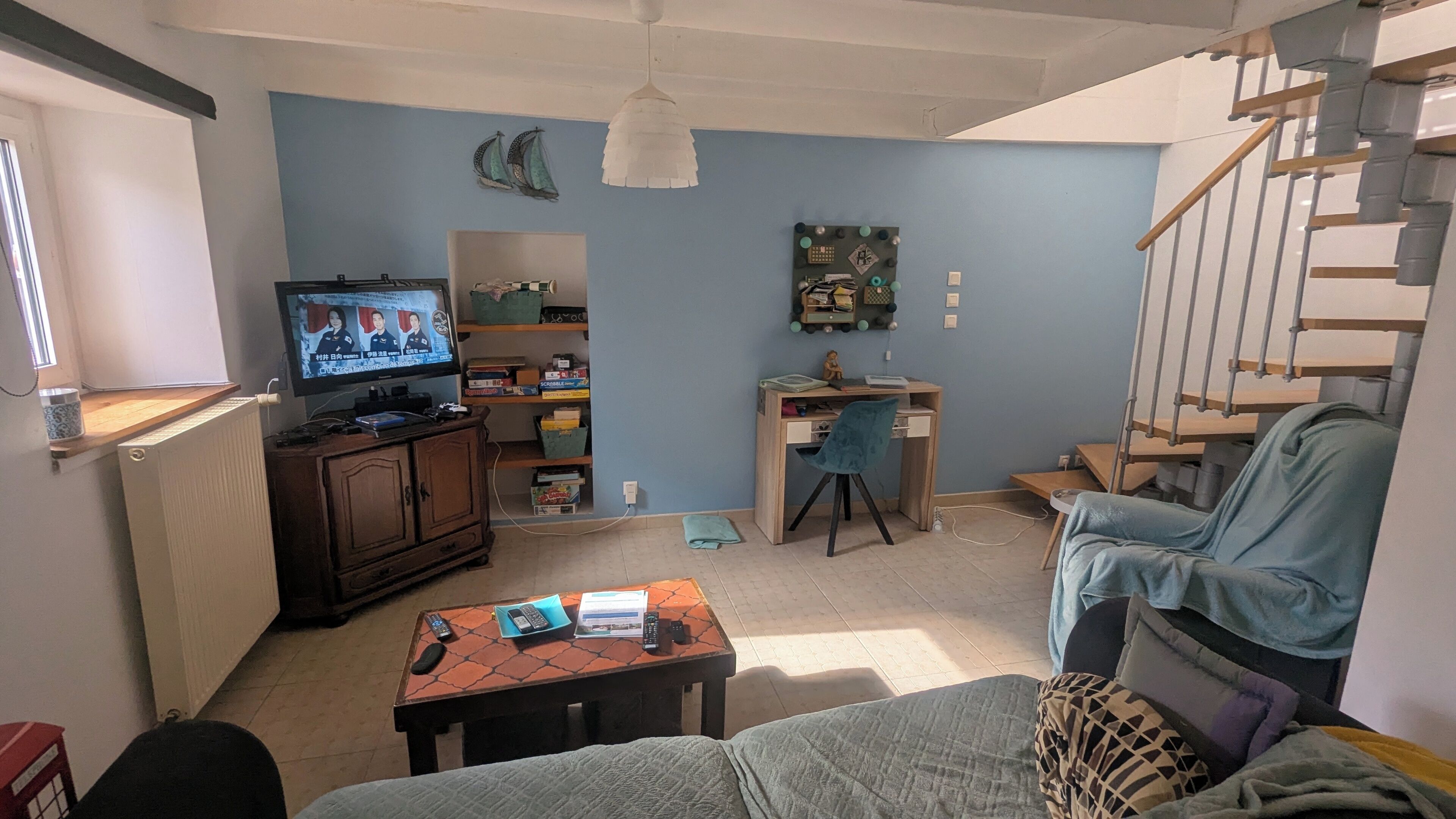 Televisie, boeken en een kantoor