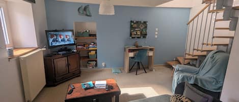 Televisie, boeken en een kantoor