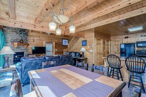 Smart TV, fireplace, DVD player, books - Blackberry Bear - Enjoy Spring and Summer in the Smokies! (Pigeon Forge)