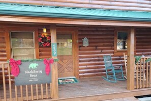 Exterior detail - Blackberry Bear - Enjoy Spring and Summer in the Smokies! (Pigeon Forge)