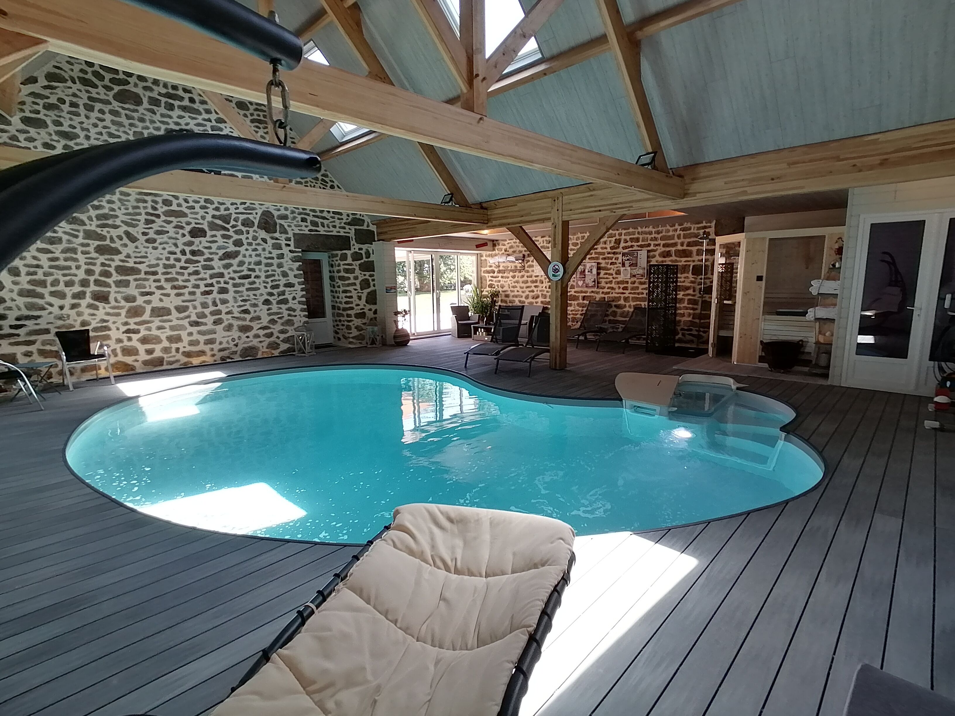 Een binnenzwembad en een verwarmd zwembad