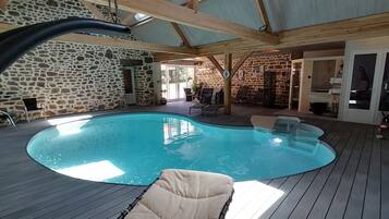 Een binnenzwembad en een verwarmd zwembad