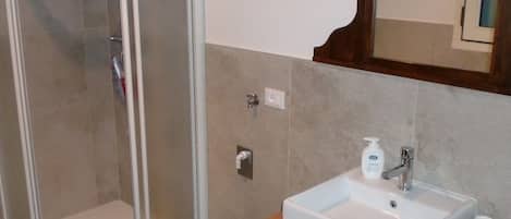Regadera, secadora de cabello, bidet, toallas