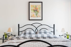2 bedrooms, desk, iron/ironing board, WiFi - Regina's Banyuls - Apartment with pool, 2 terraces and private parking (Banyuls-sur-Mer)