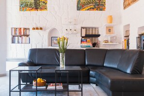 TV connectée, livres, espaces bureaux