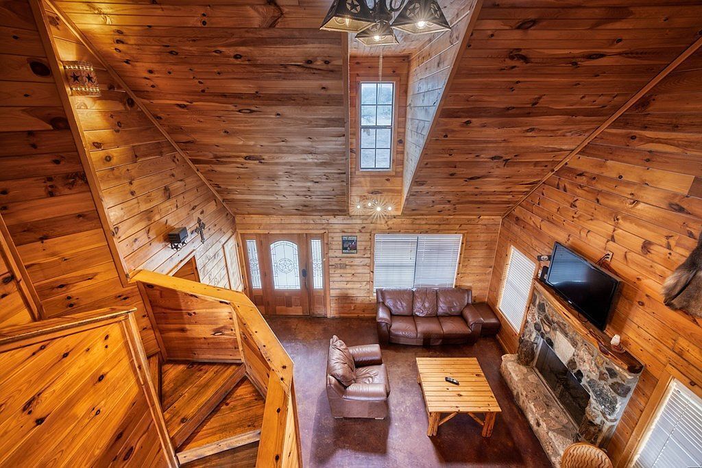 POOL!!, 3 Bedrooms w/Loft and 2 Bath.  Sleeps 14.  Balconies and Great Location!