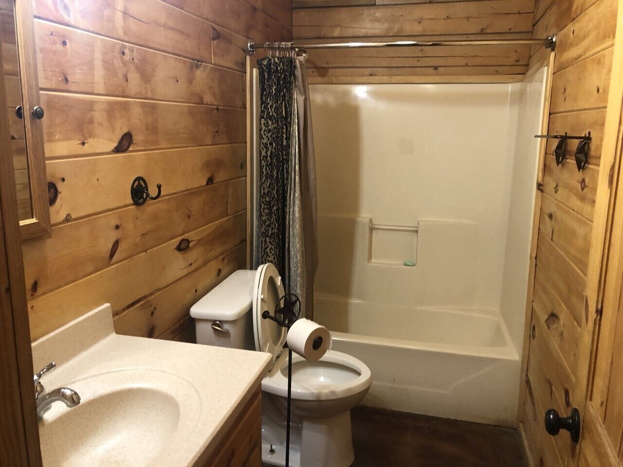 POOL!!, 3 Bedrooms w/Loft and 2 Bath.  Sleeps 14.  Balconies and Great Location!