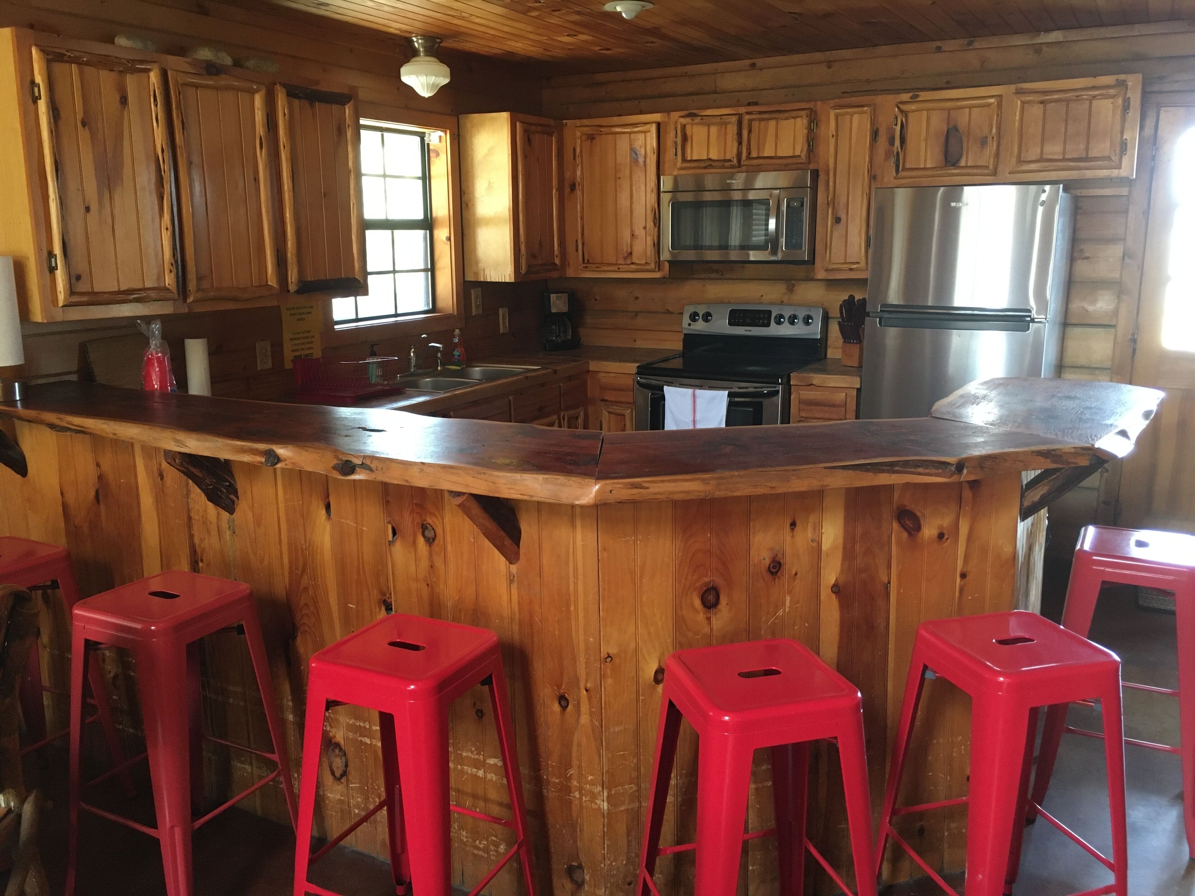 POOL!!, 3 Bedrooms w/Loft and 2 Bath.  Sleeps 14.  Balconies and Great Location!