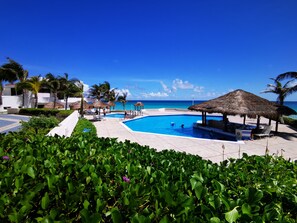 Private beach, white sand - Brisas Beachfront Studios In Hotel Zone (Cancun)