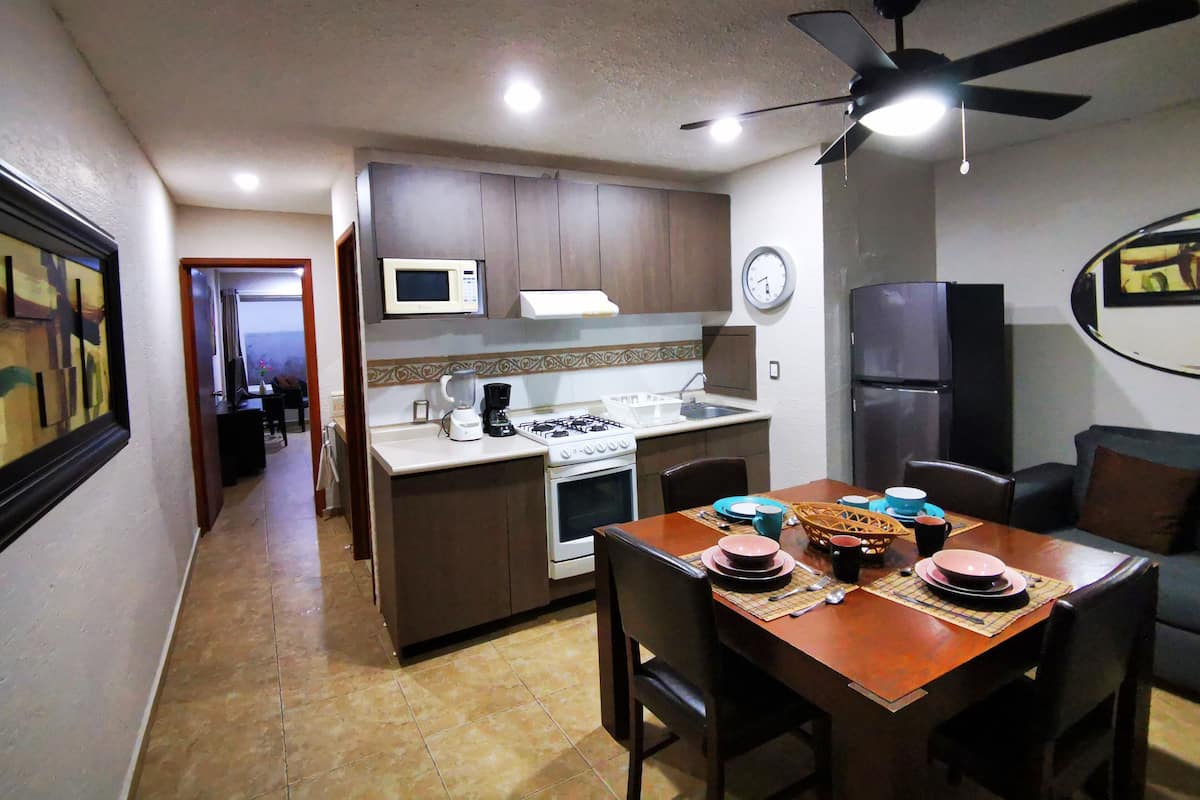 Apartamento superior, 2 camas de casal, vista parcial para o oceano | Sala de jantar