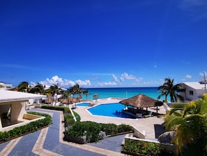 Outdoor pool - Brisas Beachfront Studios In Hotel Zone (Cancun)