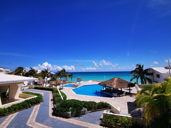 Outdoor pool - Brisas Beachfront Studios In Hotel Zone (Cancun)