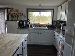 Refrigerador, microondas, horno y parrilla de estufa 