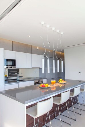 ثلاجة، ميكروويف، فرن، موقد طهي مسطح