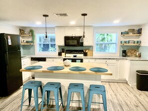 Jääkaappi, mikroaaltouuni, uuni, liesi