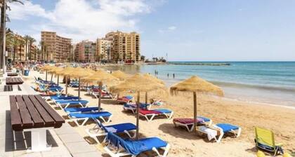 Cozy 2 Bed Apartment near the Beach with swimming pool in Torrevieja