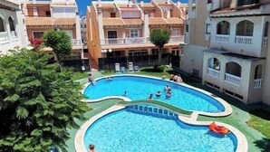Una piscina rodeada de edificios de apartamentos con balcones.