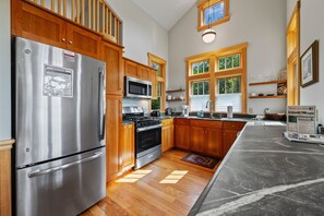 冷蔵庫、電子レンジ、オーブン、コンロ