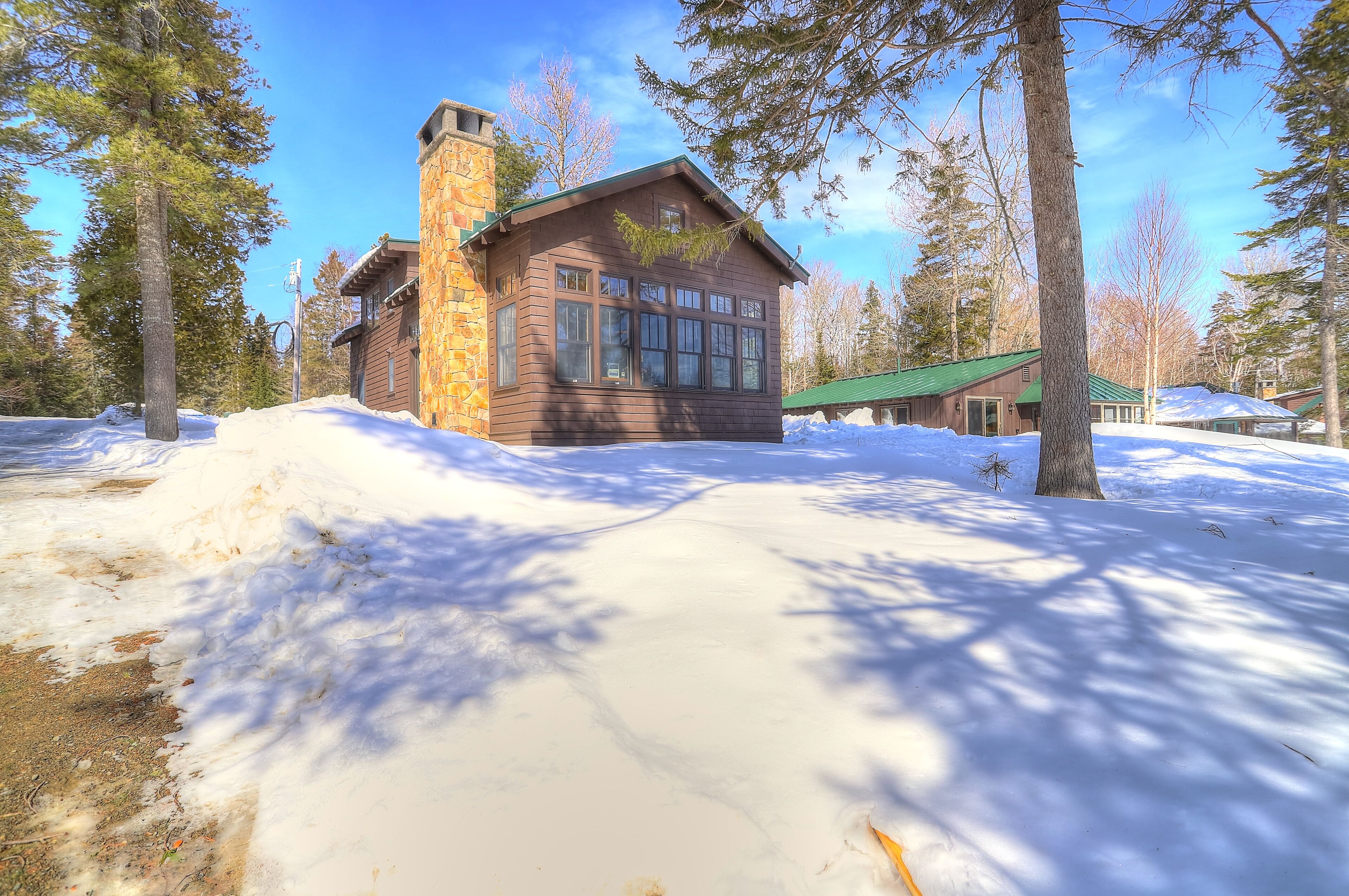SBLL 02 - Stunning new cottage at Saddleback Lake
