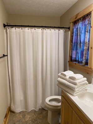 Combined shower/bathtub, towels - Cabin Fever in the foothills of the Blue Ridge Mountains (Luray)