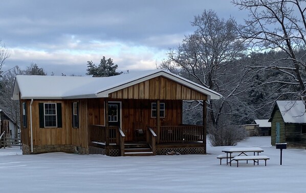 A wooden cabin with a porch and a picnic table in the snow. - Cabin Fever in the foothills of the Blue Ridge Mountains (Luray)