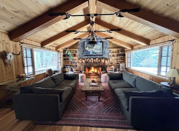 Smart TV, fireplace, DVD player, stereo - Jackson Hole Retreat (Wilson)