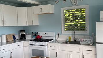 Coffee/tea maker, fridge, microwave, oven