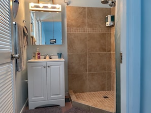 Shower, hair dryer, towels, soap - NEW FOR THIS SEASON BACK UP BATTERIES. NO WAPA NO PROBLEM (St John)