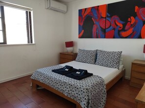 2 chambres, fer et planche  à repasser, accès Internet, draps fournis