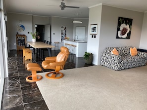 TV, DVD player, table football, ping pong - Large 4bdr home in Whangaumu Bay - super family friendly and close to the beach (Tutukaka)