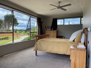 4 bedrooms, iron/ironing board, WiFi - Large 4bdr home in Whangaumu Bay - super family friendly and close to the beach (Tutukaka)