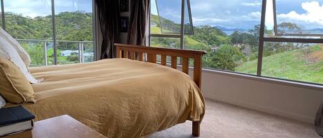 4 bedrooms, iron/ironing board, WiFi