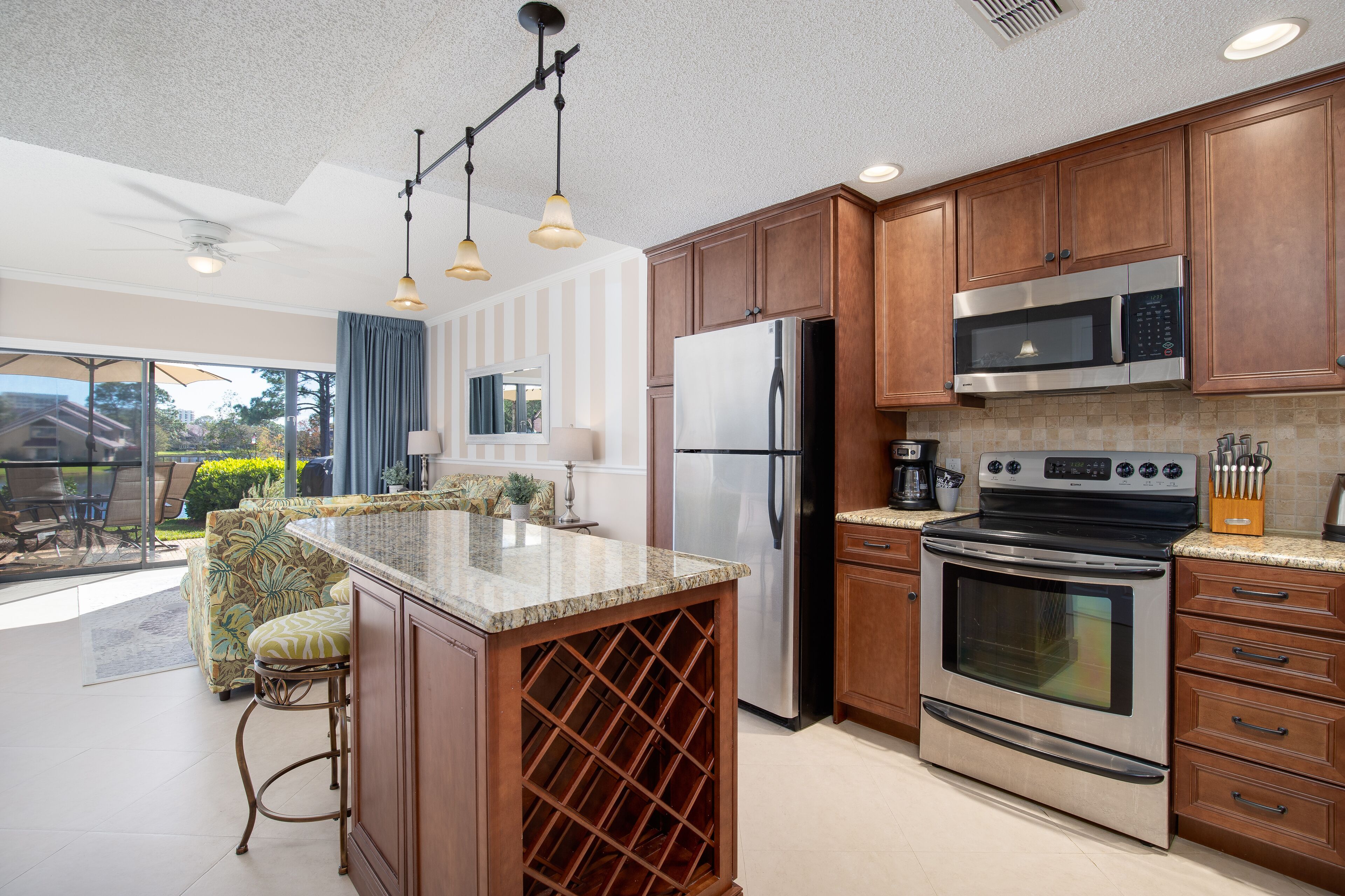 Golf cart, newly renovated villa, pet friendly!