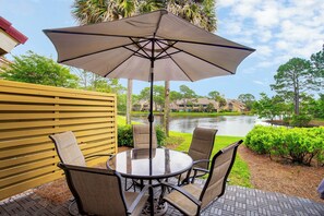 Outdoor dining - Golf cart, newly renovated villa, pet friendly! (Miramar Beach)